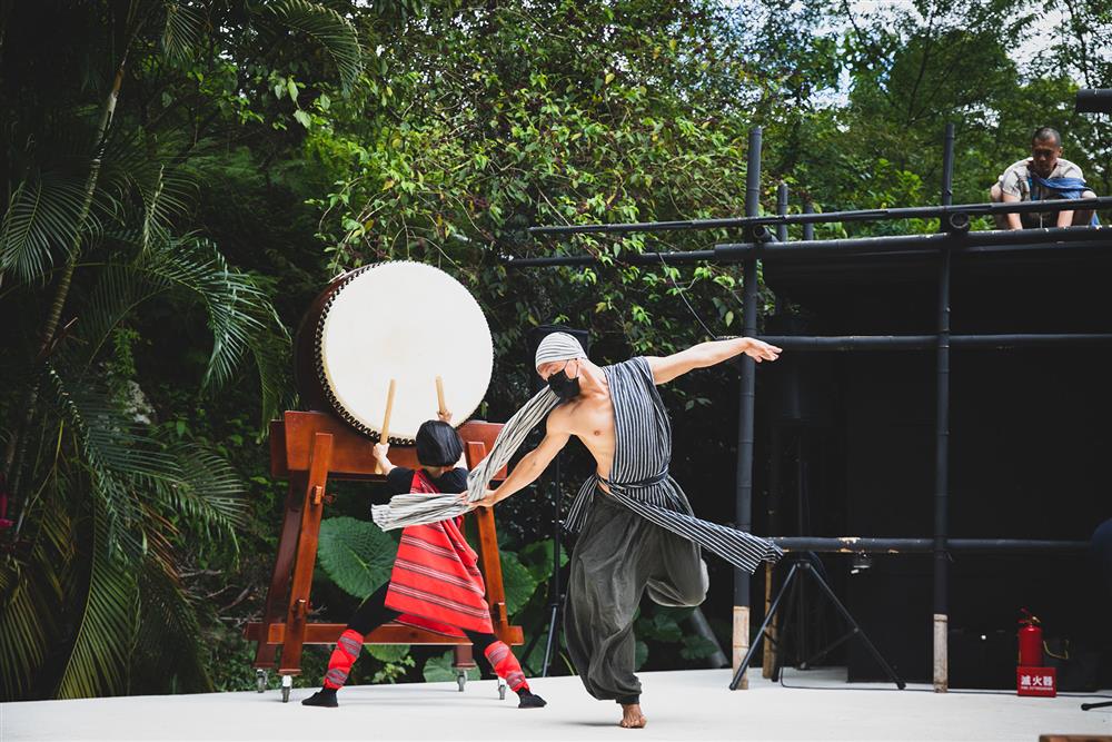 馥森 阪治由太陽馬戲團臺灣舞者張逸軍的表演中正式揭開序幕。