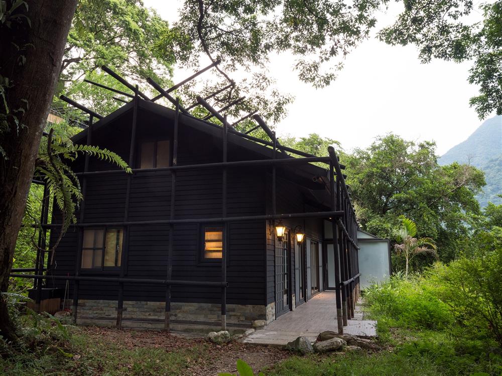 新北烏來泡湯新選擇「馥森阪治Trio」！揉合泰雅族文化、永續概念的秘境之湯