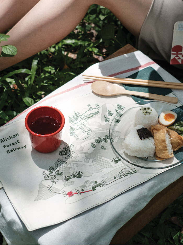 「阿里山林鐵」全新LOGO與形象識別！囍樹以火車紅、森林綠、晨光白為百年鐵道換新裝