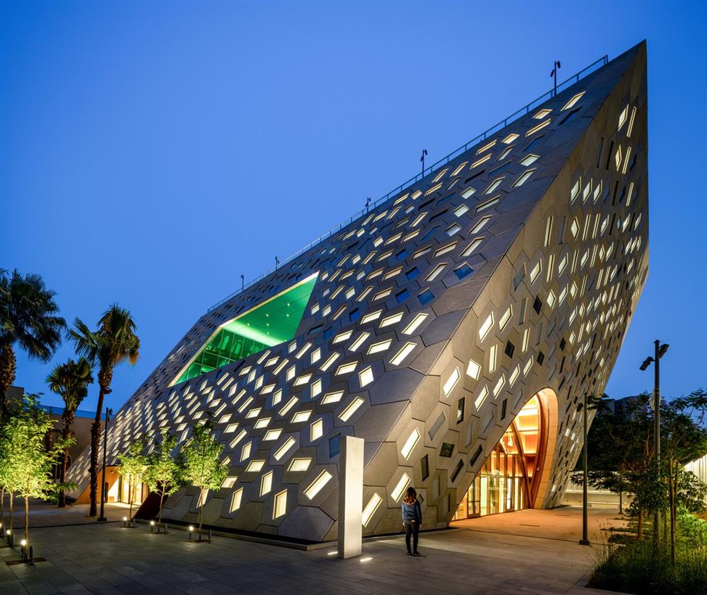 洛杉磯「Audrey Irmas Pavilion」亮相!OMA以平行四邊形為輪廓,打造現代感猶太教堂 洛杉磯「Audrey Irmas Pavilion」亮相!OMA以平行四邊形為輪廓,打造現代感猶太教堂