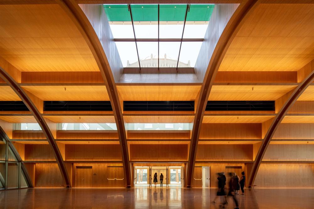 洛杉磯「Audrey Irmas Pavilion」亮相!OMA以平行四邊形為輪廓,打造現代感猶太教堂 洛杉磯「Audrey Irmas Pavilion」亮相!OMA以平行四邊形為輪廓,打造現代感猶太教堂