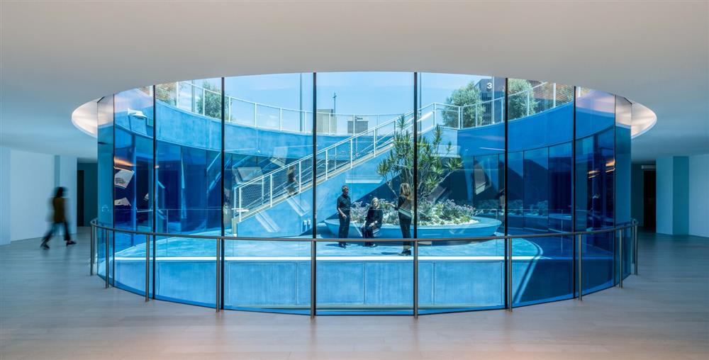 洛杉磯「Audrey Irmas Pavilion」亮相!OMA以平行四邊形為輪廓,打造現代感猶太教堂 洛杉磯「Audrey Irmas Pavilion」亮相!OMA以平行四邊形為輪廓,打造現代感猶太教堂