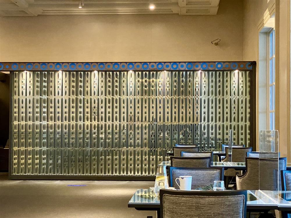 深藍奇美博物館概念店以藍色、金屬銅等色系交織出低調奢華的典雅質感。_1 深藍奇美博物館概念店以藍色、金屬銅等色系交織出低調奢華的典雅質感。_1