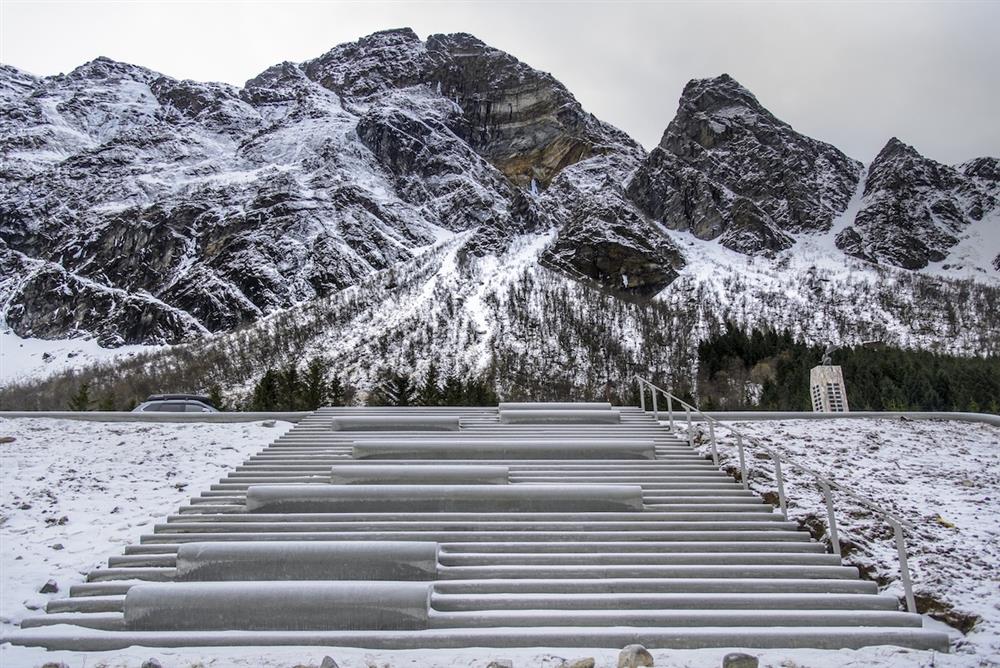 挪威小鎮「Uredd」觀海休息區！絕美公廁成亮點、極光與峽灣美景盡收眼底