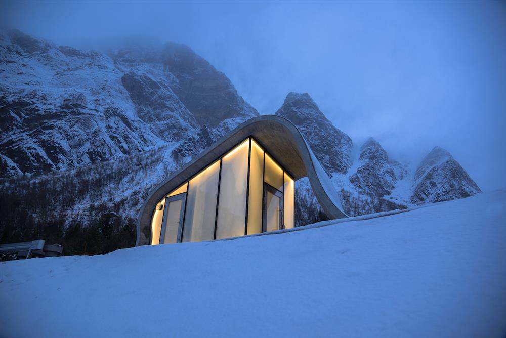 挪威小鎮「Uredd」觀海休息區！絕美公廁成亮點、極光與峽灣美景盡收眼底