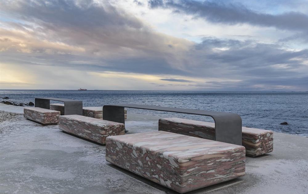 挪威小鎮「Uredd」觀海休息區！絕美公廁成亮點、極光與峽灣美景盡收眼底