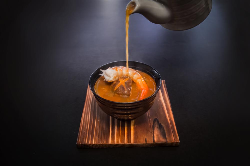 鷹料理-慢火燉煮的雞白湯，搭配日本山藥，膠質滿滿，口口綿密