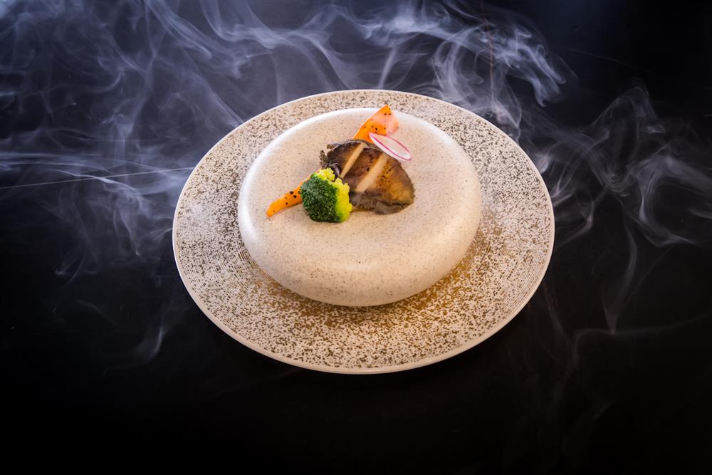 鷹料理-甘甜的炙燒北海道干貝，搭配充滿海洋風味的根室赤海膽，每一口都是滿足