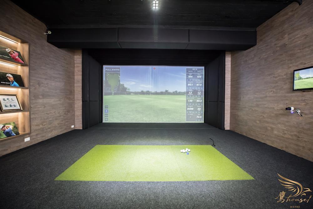 鷹house BISTRO引進全台第一間擁有老虎伍茲授權設計且指定代言，PGA各界球王專用的高爾夫訓練模擬器FULL SWING系統
