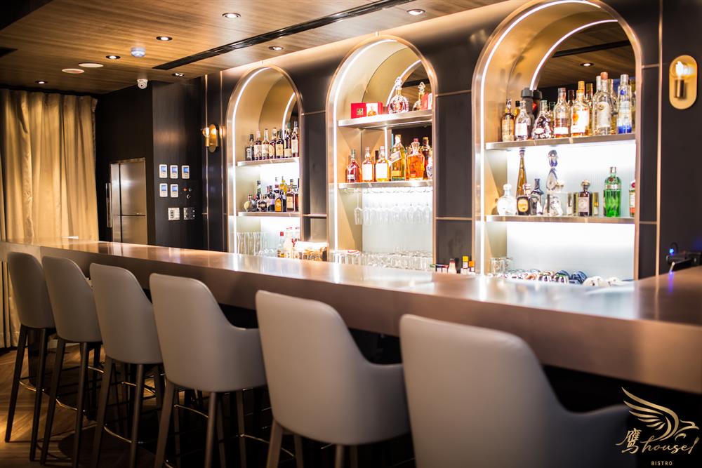 鷹house BISTRO座落台北市八德路，為全台第一間同時擁有專業室內高爾夫訓練空間與高級私廚餐酒的複合式餐酒館-1