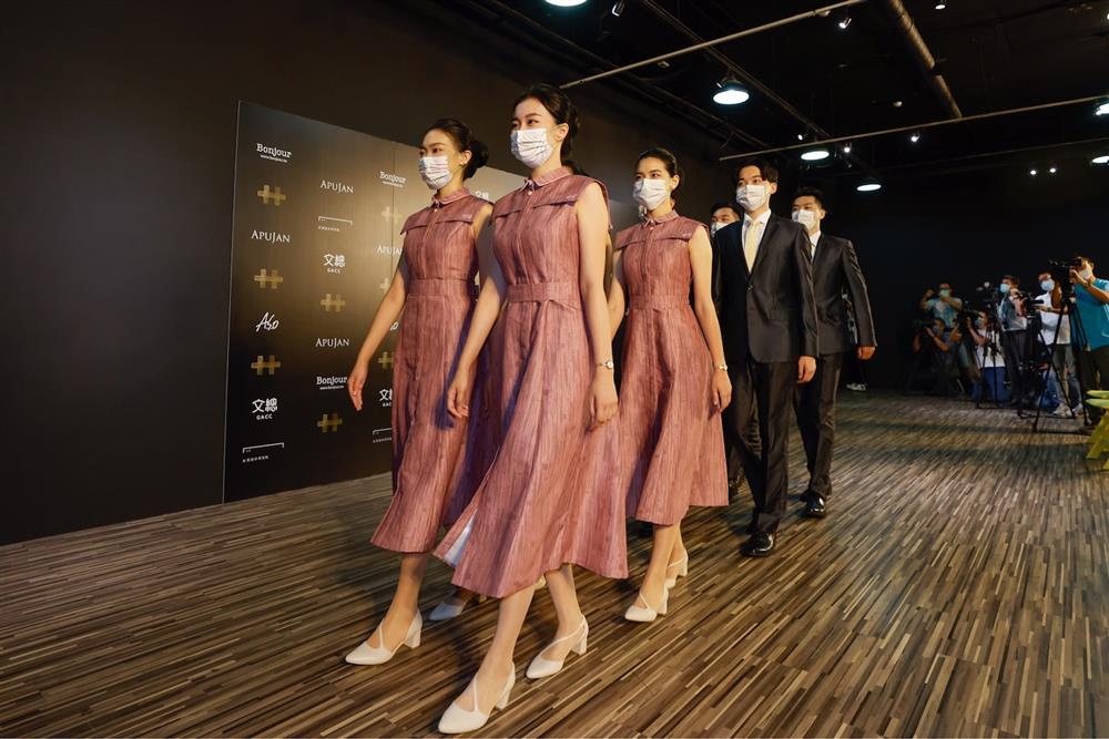 APUJAN詹朴操刀2021國慶迎賓人員服裝