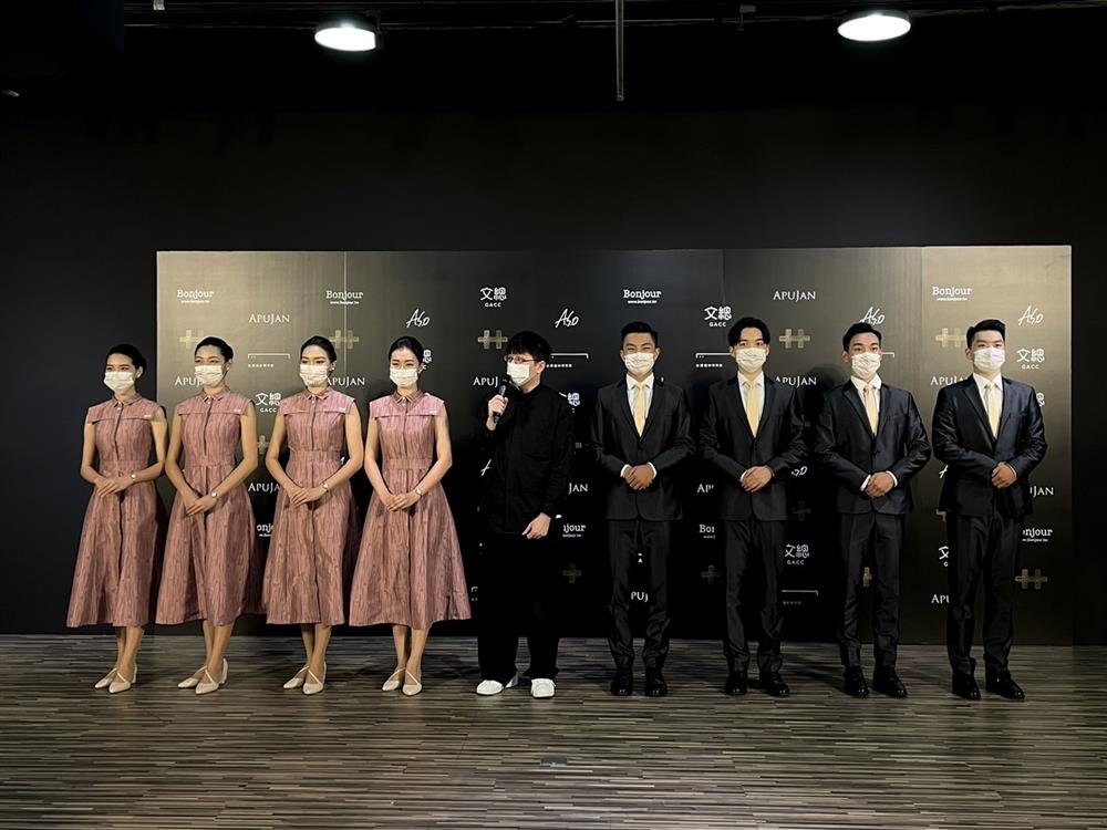 APUJAN詹朴操刀2021國慶迎賓人員服裝