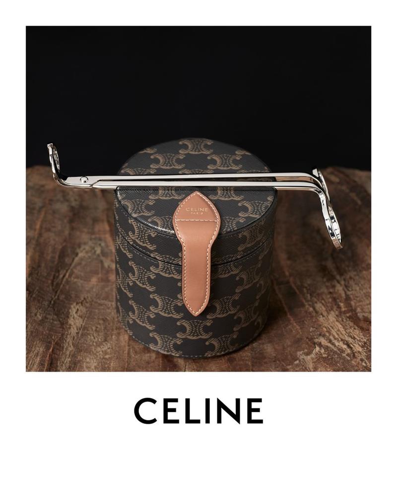 CELINE首款「高訂香氛蠟燭」系列登場！建築感線條、經典Triomphe Logo共構絕美瓶身