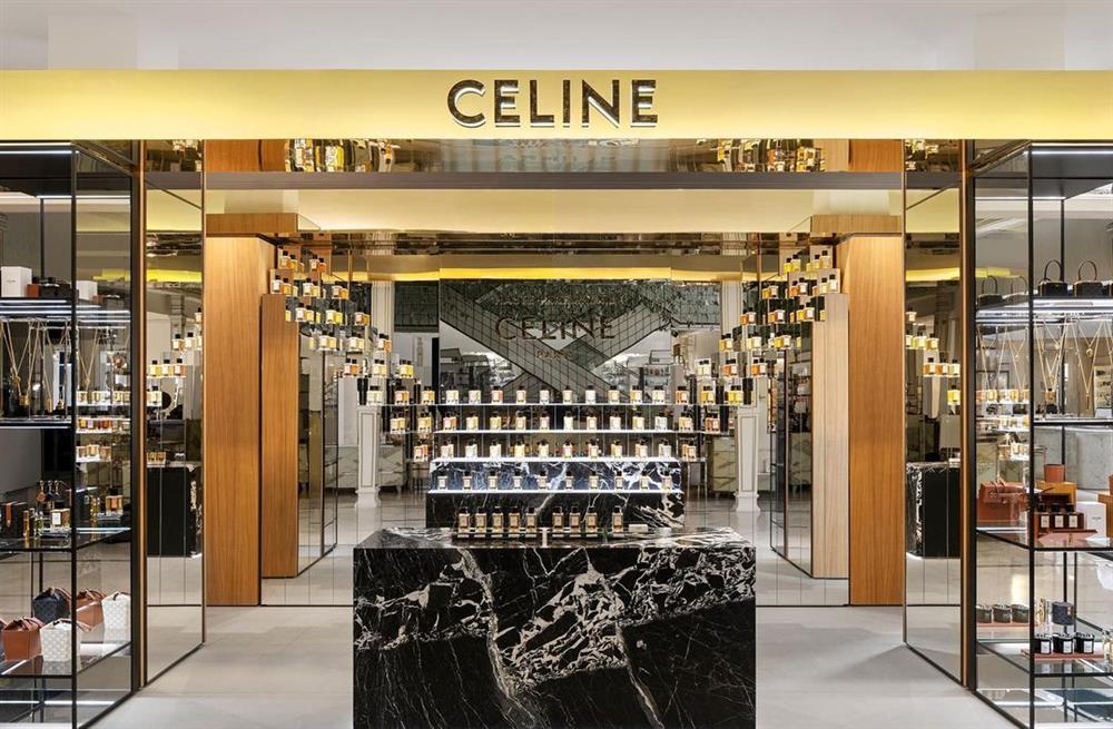 CELINE首款「高訂香氛蠟燭」系列登場！建築感線條、經典Triomphe Logo共構絕美瓶身