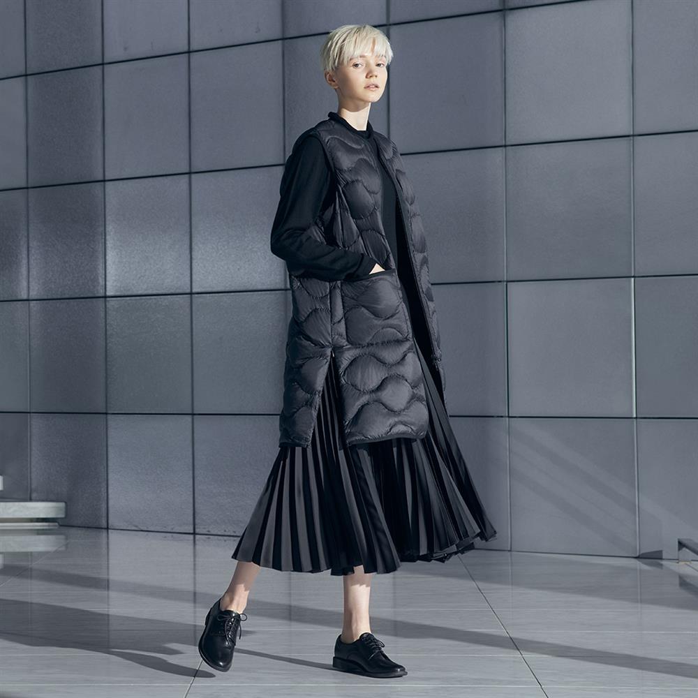 女裝 UNIQLO x Theory 特級極輕羽絨 長版背心_NT$2490_穿搭圖 女裝 UNIQLO x Theory 特級極輕羽絨 長版背心_NT$2490_穿搭圖