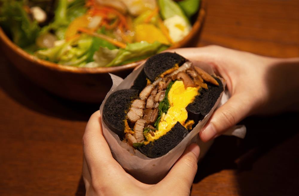 「南瓜鹹豬肉堡」精選田尾《花田喜彘》的五花肉，搭配秋季的南瓜與蕈菇製成_1