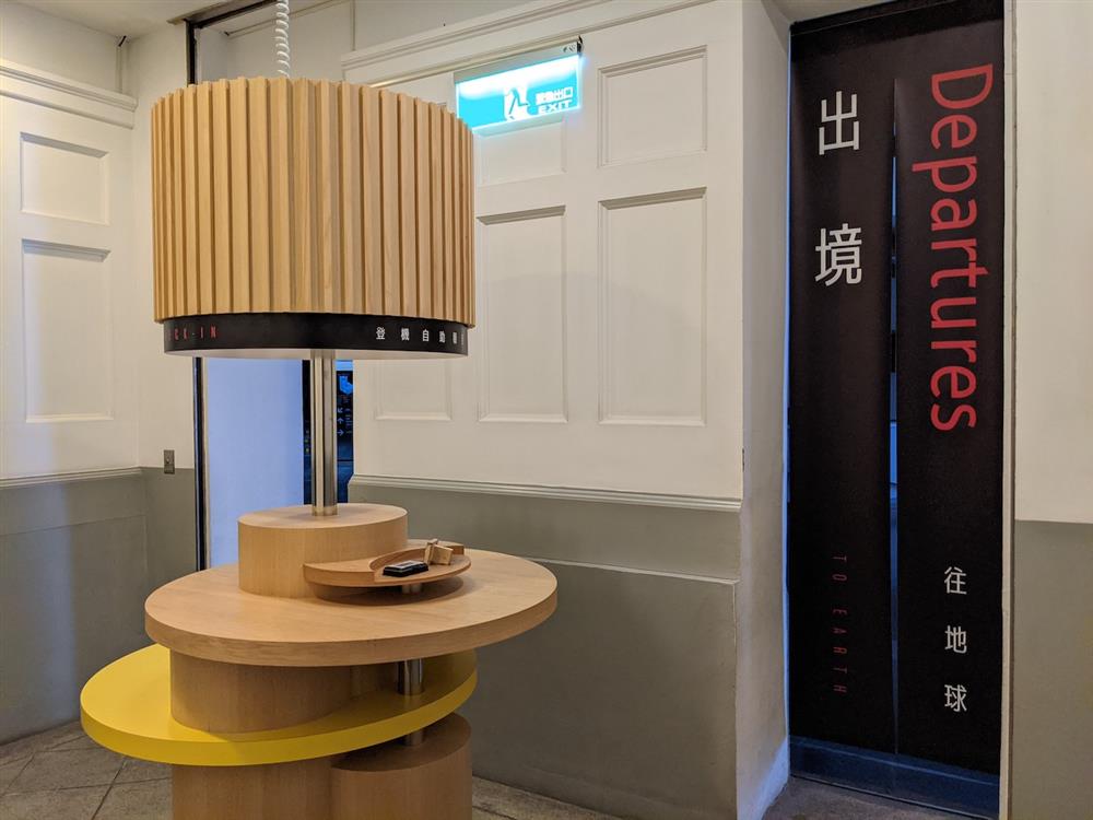展覽活動為配合防疫，採取自助報到的模式，請各位乘客於出境大廳領取登機證後，蓋上出境章後登機，希望各位都有個充實愉快的旅程。圖／都市藝術工作室提供
