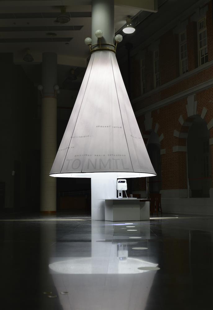 《文學傳書機》是一件有劇本的、情境參與式裝置藝術，創作靈感源自於臺灣當代作家黃崇凱的小說《文藝春秋》。圖／都市藝術工作室提供