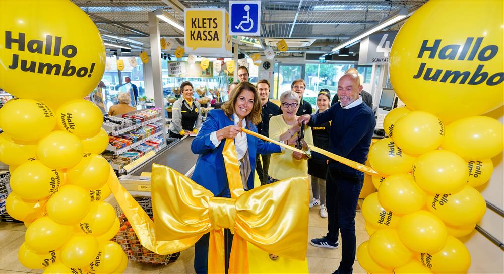 Foto-1-Opening-van-de-Kletskassa-in-Udenhout-door-Jumbo-klant-Annie-Kuijpers-de-Tilburgse-wethouder-Rolph-Dols-en-Colette-Cloosterman-van-Eerd-CCO-van-Jumbo