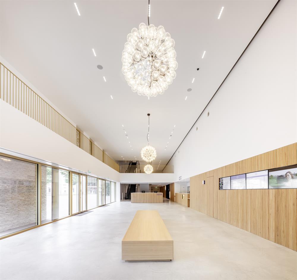 CCA_14_vue_du_hall_du_cin‚ma__orient‚e_sur_la_billetterie_et_escalateurs_-_photo_Luc_Boegly CCA_14_vue_du_hall_du_cin‚ma__orient‚e_sur_la_billetterie_et_escalateurs_-_photo_Luc_Boegly