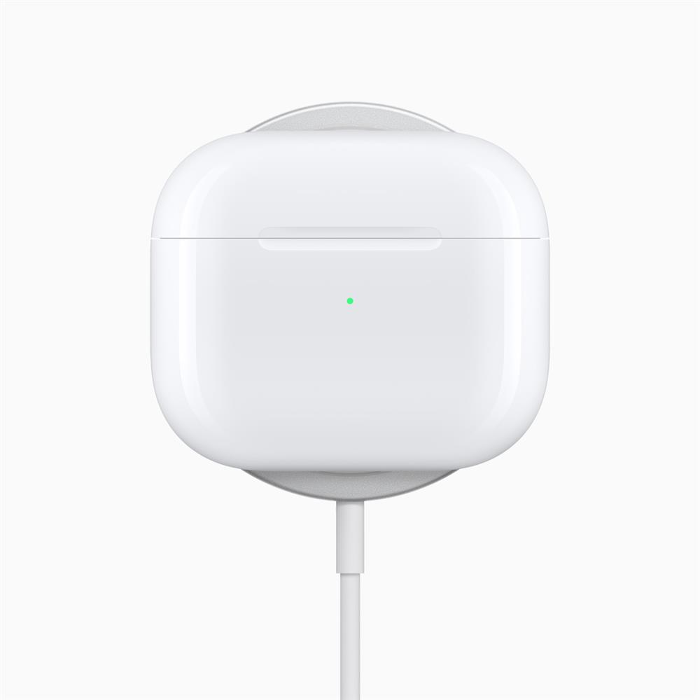 Apple_AirPods-3rd-gen_MagSafe-charging_10182021