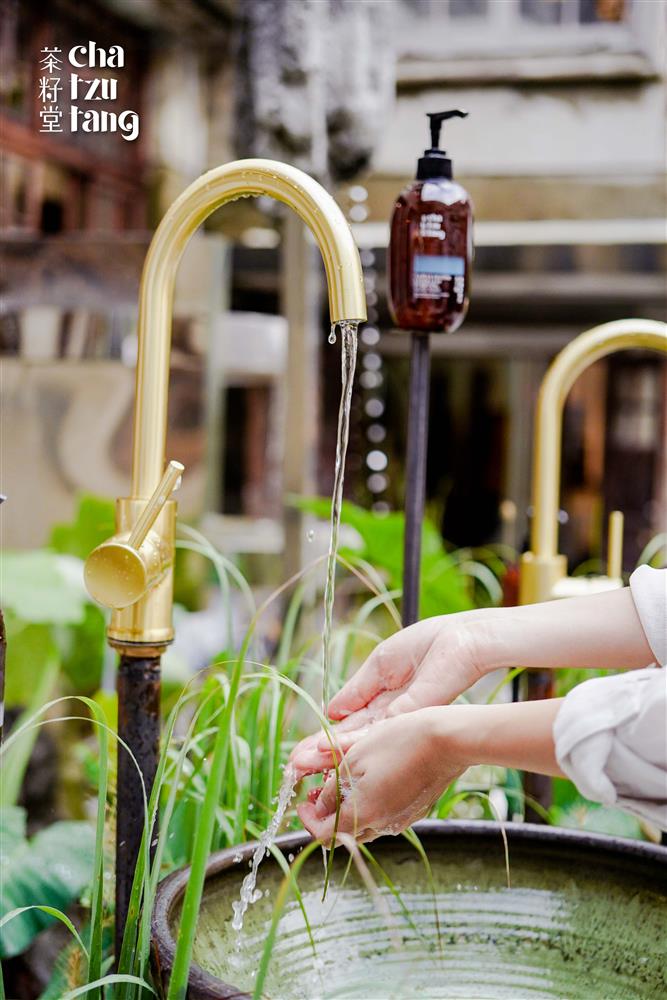 圖24：茶籽堂現場準備Urban Nature四大植萃商品體驗。_1