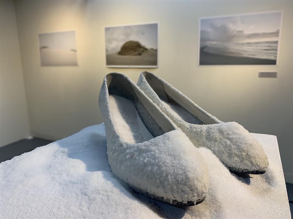 新營文化中心展出克羅埃西亞藝術家達利婭的作品《鹽》,以不同國度的鹽分,訴說人們需要同樣的生活平衡。 新營文化中心展出克羅埃西亞藝術家達利婭的作品《鹽》,以不同國度的鹽分,訴說人們需要同樣的生活平衡。