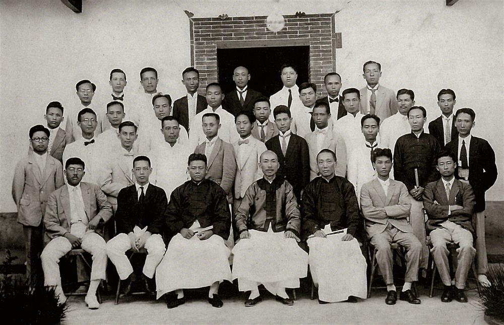 前排坐者：楊肇嘉（左三）、林獻堂（左四）、蔡惠如（左五）（標明來源：臺中市政府文化局。創用CC 姓名標示-非商業性-相同方式分享 3.0台灣（CC BY-NC-SA 3.0 TW）。發佈於《開放博物館》