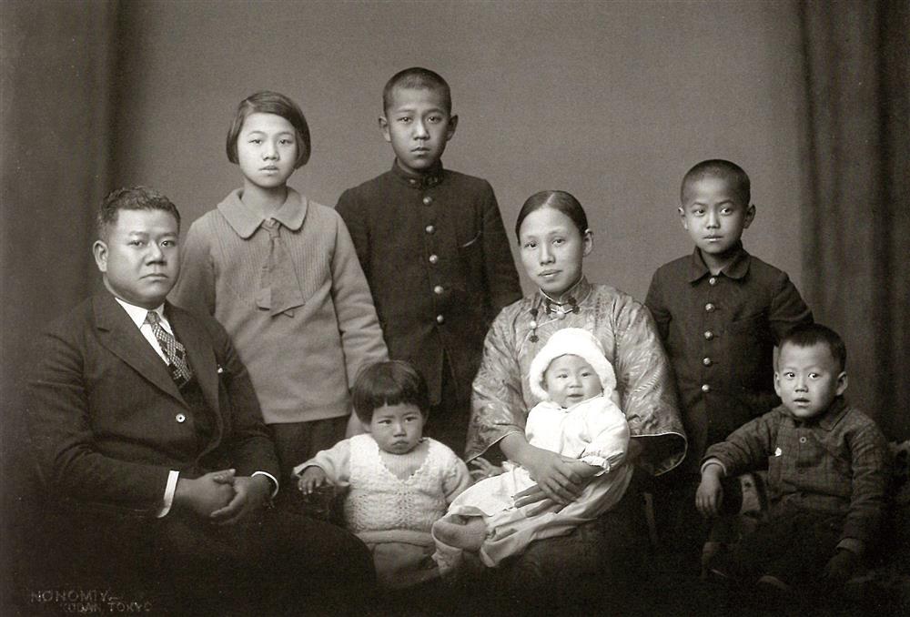 楊肇嘉全家福 (標明來源：典藏者：臺中市政府文化局。創用CC 姓名標示-非商業性-相同方式分享 3.0台灣（CC BY-NC-SA 3.0 TW）)