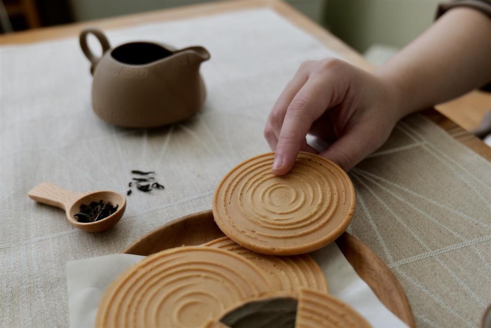 MUJI無印良品邀請熱愛品茶的您咬一口茶葉清香，享受法蘭酥的香脆好滋味
