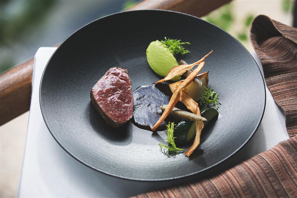 澳洲和牛料理特調醬汁以烏來特產香料馬告入味。