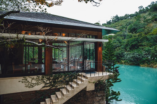 首漾餐廳(Soyan)以山光綠水佐餐，撫慰旅人味蕾。