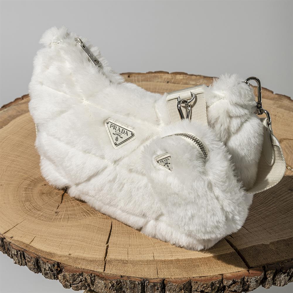 【獨家】PRADA 羔羊毛手提肩背包 $74,000 (3)