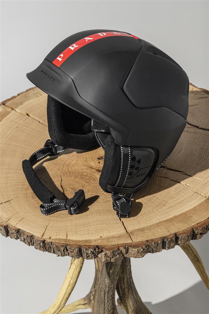 【獨家】PRADA Linea Rossa for Oakley 滑雪頭盔 $22,000 (2)