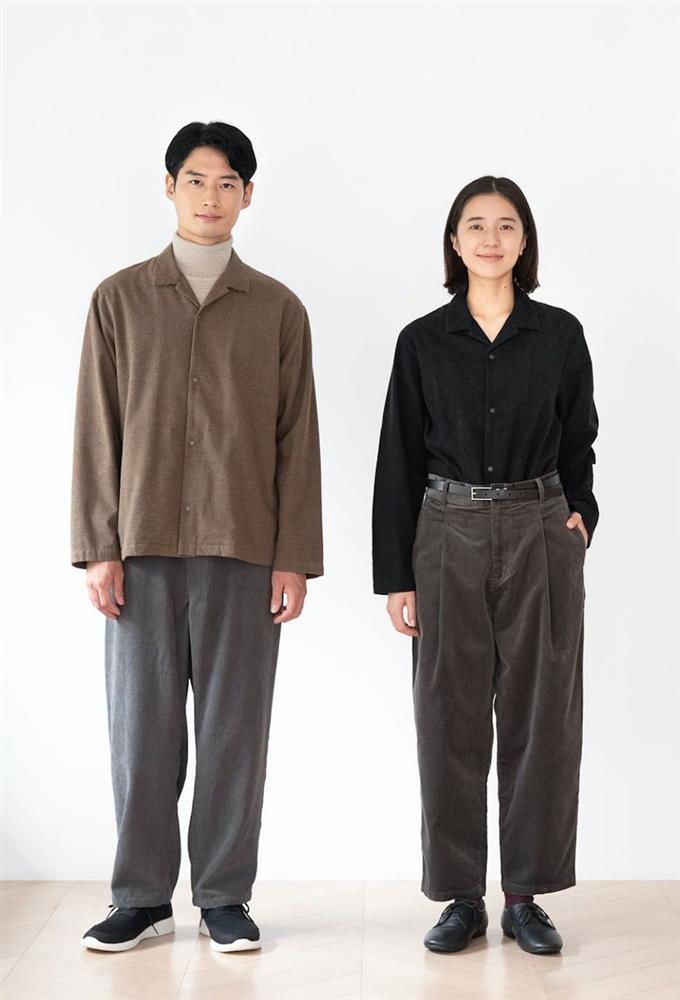 有機棉法蘭絨雙面起毛開領襯衫【男女適用】，799元：使用較粗的棉質織線，以起毛加工增加布料溫暖的觸感。使用有機棉製成。