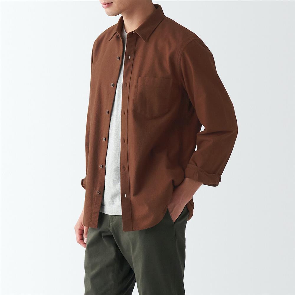 男有機棉法蘭絨襯衫，599元：使用較粗的棉質織線，以起毛加工增加布料溫暖的觸感。使用有機棉製成。