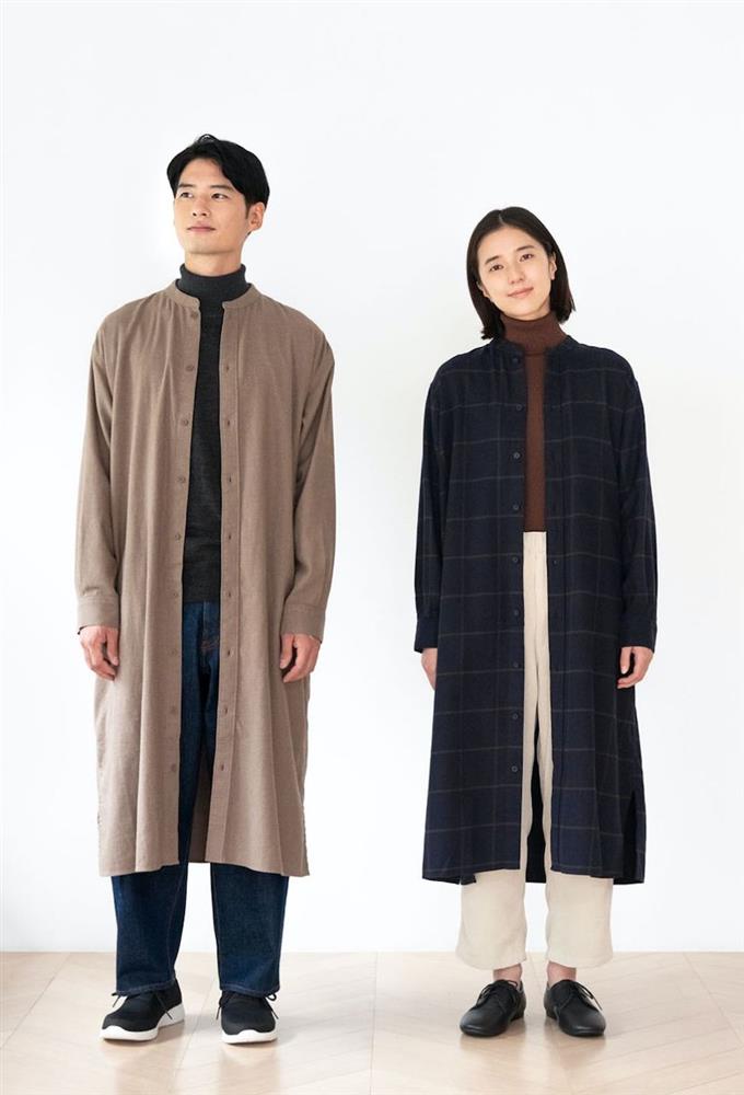 有機棉法蘭絨立領長版襯衫【男女適用】，999元：使用雙紗線，施以起毛加工增加布料溫暖的觸感。使用有機棉製成。