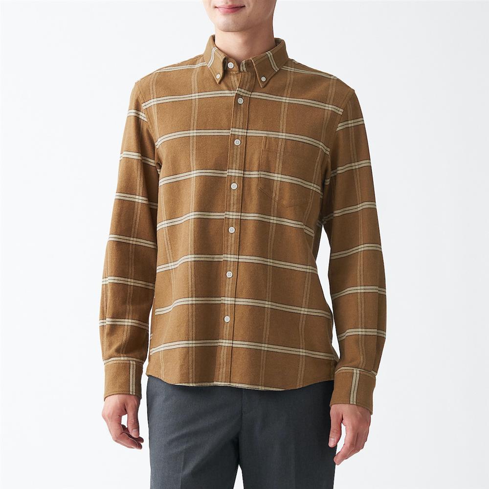 男有機棉法蘭絨格紋扣領襯衫，599元：使用較粗的棉質織線，以起毛加工增加布料溫暖的觸感，使用有機棉製成。