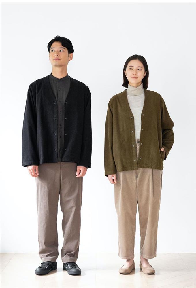 有機棉法蘭絨雙面起毛V領開襟衫【男女適用】，799元：使用較粗的棉質織線，以起毛加工增加布料溫暖的觸感。使用有機棉製成。