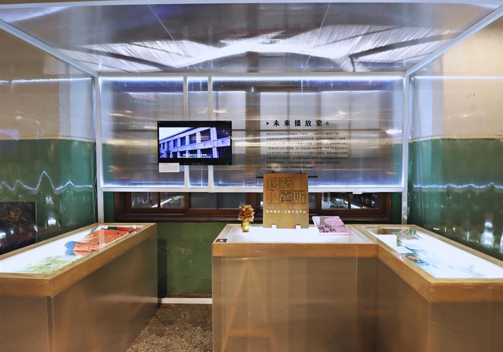 3. 位松菸風格店家「未來播放室」展區，設定在未來2039年回顧過往，從十周年專刊｢松菸世代：浪擲又浪漫的追夢者｣和影片開啟2011年到2021年的研究，匯聚10個過往與園區有密切關