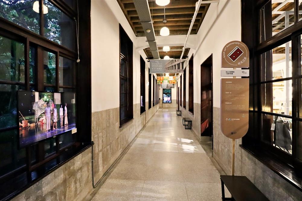 6. 「花絮剪輯室」沿著走廊窗戶架設10台電視，每一台播放著十年來的代表性影片紀錄，包括從2012年至2019年的「松山文創學園祭」、「原創基地節」、「idea TAIPEI創意工作營」、「松