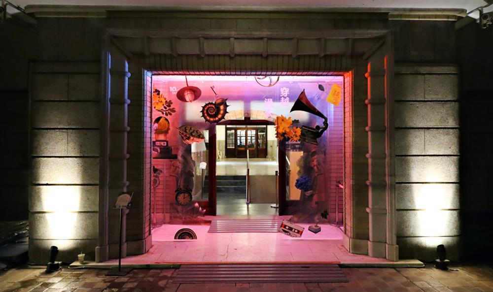 9. 辦公廳舍一樓入口特別打造「穿越過去室」，藉由一層一層拱形裝置拼貼主視覺元素，加上結合夜間光影，作為過去在菸廠時代的入口正大門，門口的小圓環非常氣派和具有流動性