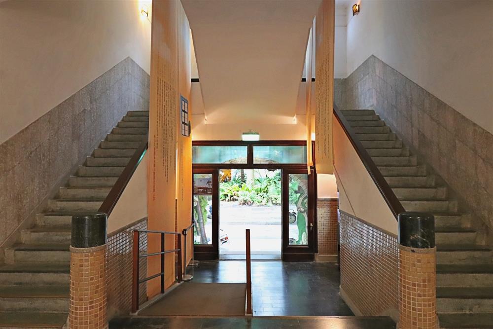 7. 辦公廳舍樓梯是「B面第一首」展區，首先映入眼簾的是三層樓高、長達1,028公分的垂吊布幕，沿著樓梯蜿蜒而上，細細走讀從2011到2021年松山文創園區開園十年的精采大事紀！