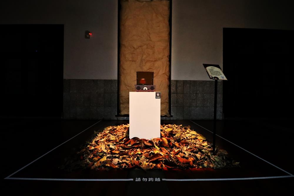 12. 辦公廳舍三樓為「聽說現在室」展區，在走廊以劇場感的燈光投射在黑膠唱盤上，只要掃描QR Code，即可聆聽聲音地景藝術家蕭芸安特別設計的松菸之聲「共時記憶」