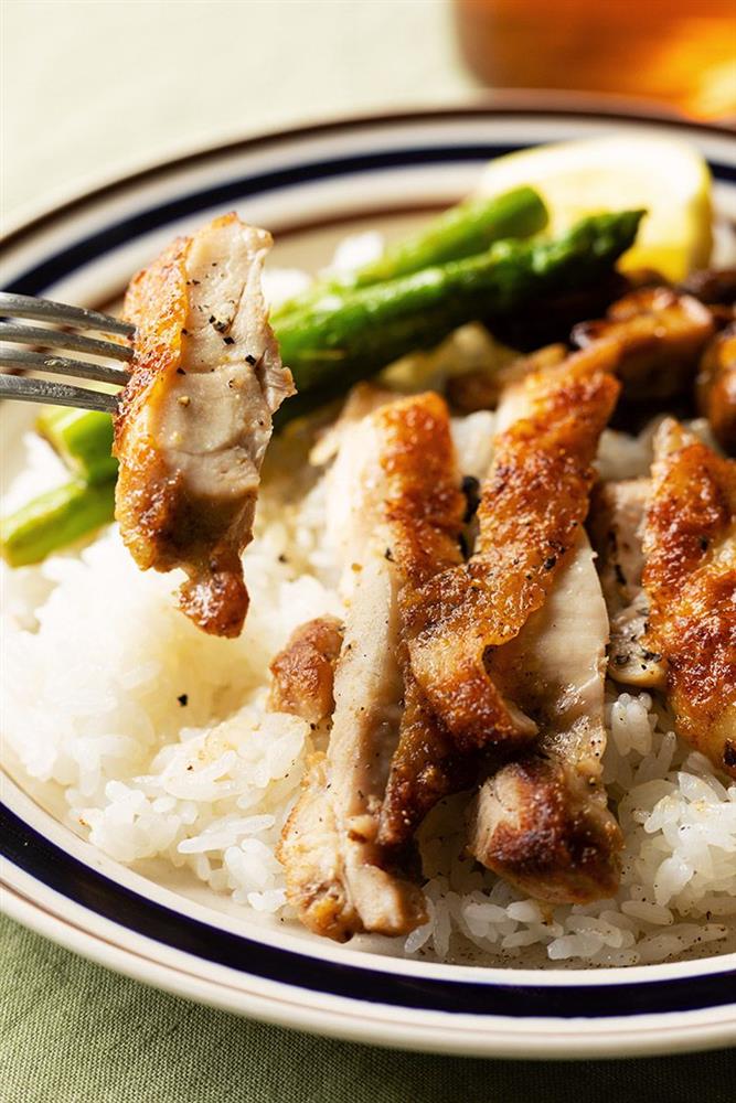 體驗服務顧問(EA)的創意料理：香煎雞肉佐洋蔥醬汁 (2)