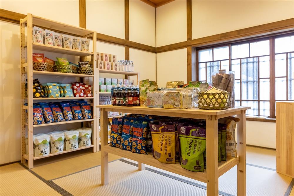 誠品書店基隆期間限定店精選基隆在地伴手禮、影音、文具等豐富選品。 誠品書店基隆期間限定店精選基隆在地伴手禮、影音、文具等豐富選品。
