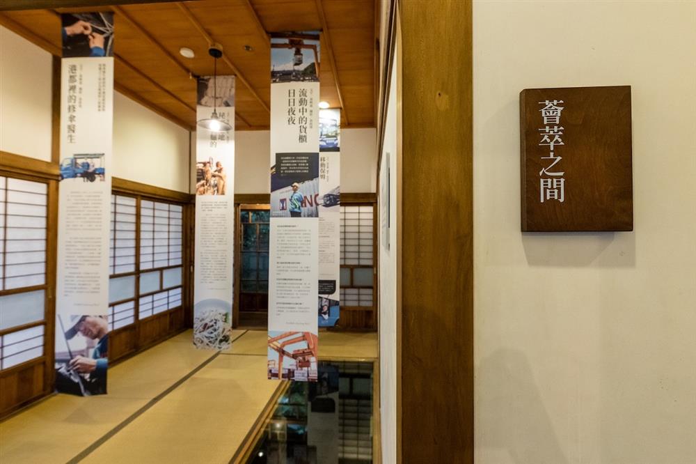 誠品書店基隆期間限定店,藉由採集在地特色職人,以諸行百工的執業者,串起基隆庶民日常與市井文化,構建出一座當代城市的風景樣貌。 誠品書店基隆期間限定店,藉由採集在地特色職人,以諸行百工的執業者,串起基隆庶民日常與市井文化,構建出一座當代城市的風景樣貌。