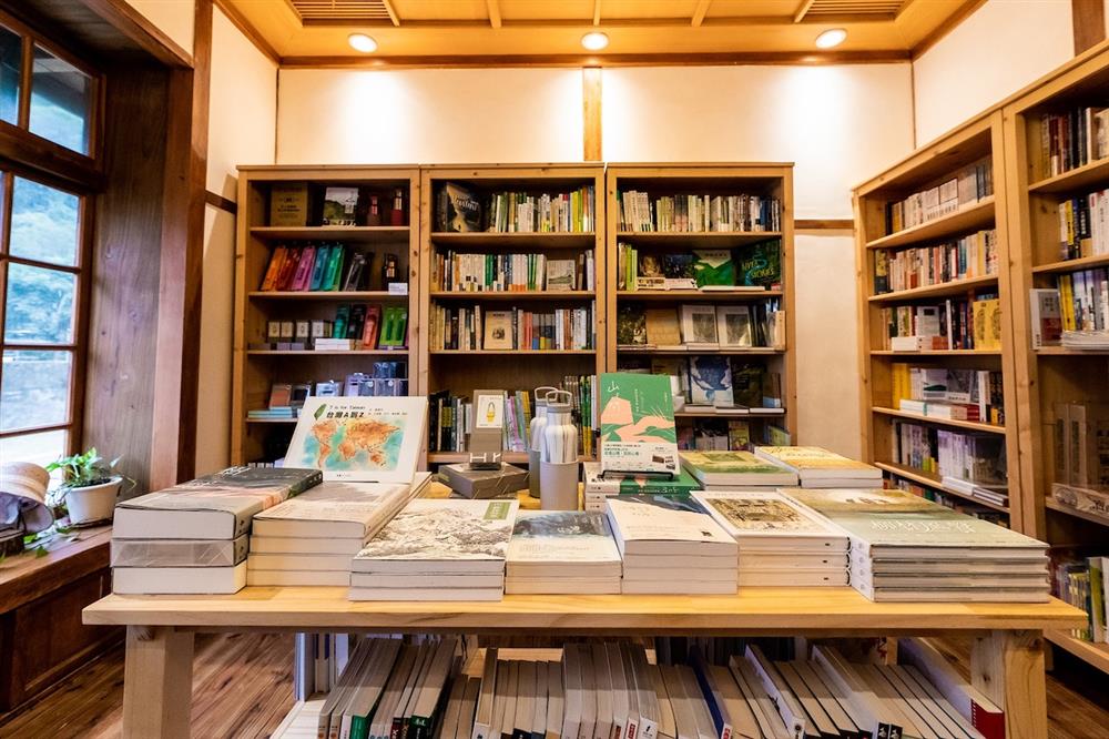 誠品書店基隆期間限定店於「要塞司令部校官眷舍」規劃在地作家吳念真《念念時光真味》等逾千本主題選書。_4 誠品書店基隆期間限定店於「要塞司令部校官眷舍」規劃在地作家吳念真《念念時光真味》等逾千本主題選書。_4