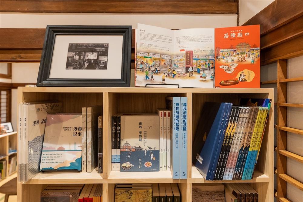 誠品書店基隆期間限定店於「要塞司令部校官眷舍」規劃在地作家吳念真《念念時光真味》等逾千本主題選書。_3 誠品書店基隆期間限定店於「要塞司令部校官眷舍」規劃在地作家吳念真《念念時光真味》等逾千本主題選書。_3