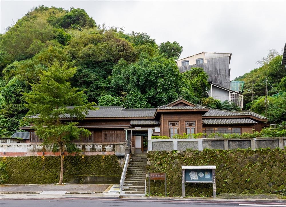 誠品書店於今日(11.6)進駐基隆「要塞司令官邸」開展期間限定店,透過主題策展介紹沙灣地區的文化資產,帶領讀者走入沙灣地區歷史時光。 誠品書店於今日(11.6)進駐基隆「要塞司令官邸」開展期間限定店,透過主題策展介紹沙灣地區的文化資產,帶領讀者走入沙灣地區歷史時光。